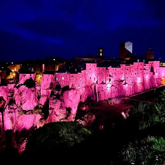 La Rupe ovest si tinge di rosa