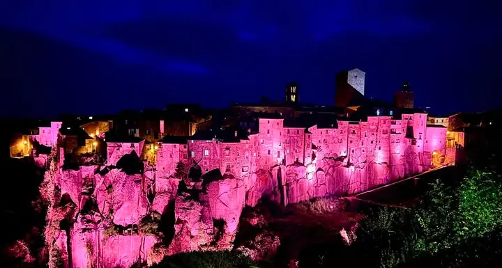 La Rupe ovest si tinge di rosa