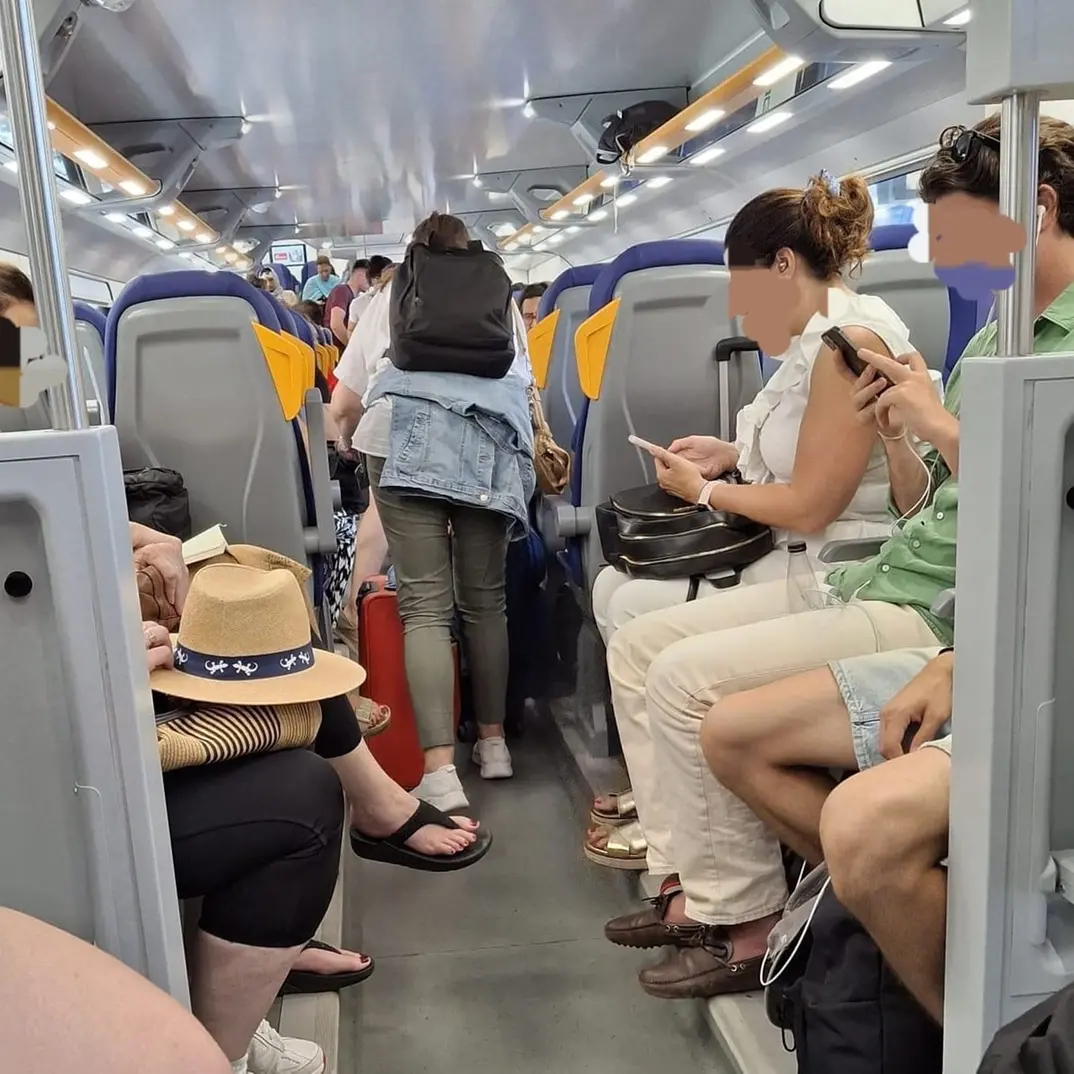 «Treni stracolmi, la Regione intervenga»