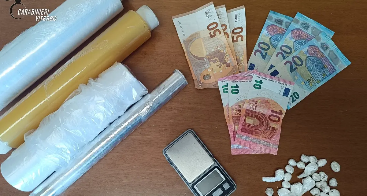 Tentano di fuggire ai carabinieri, trovati con 45 dosi di cocaina