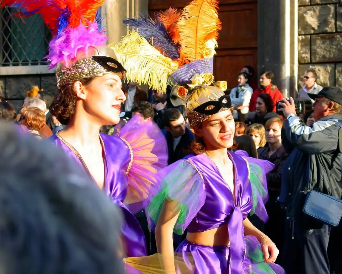 Nella foto realizzata da Mattia Camellini e inviataci da Roberta Galletta, alcune delle maschere del carnevale 2002