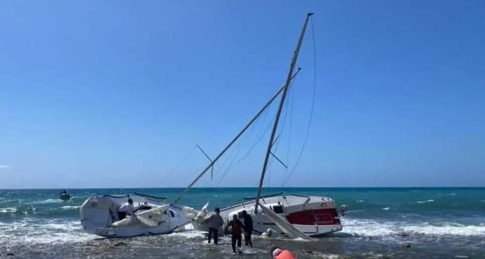 Raffiche di vento, due barche finiscono sugli scogli: intervento della Guardia costiera