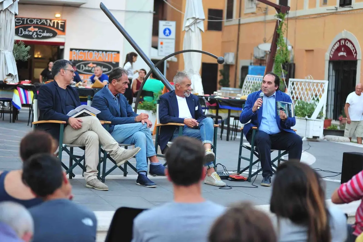 <p>Saladini, Lugli, Del Greco e Grasso a piazza Fratti per la presentazione del libro sul Canaro della Magliana</p>\\n