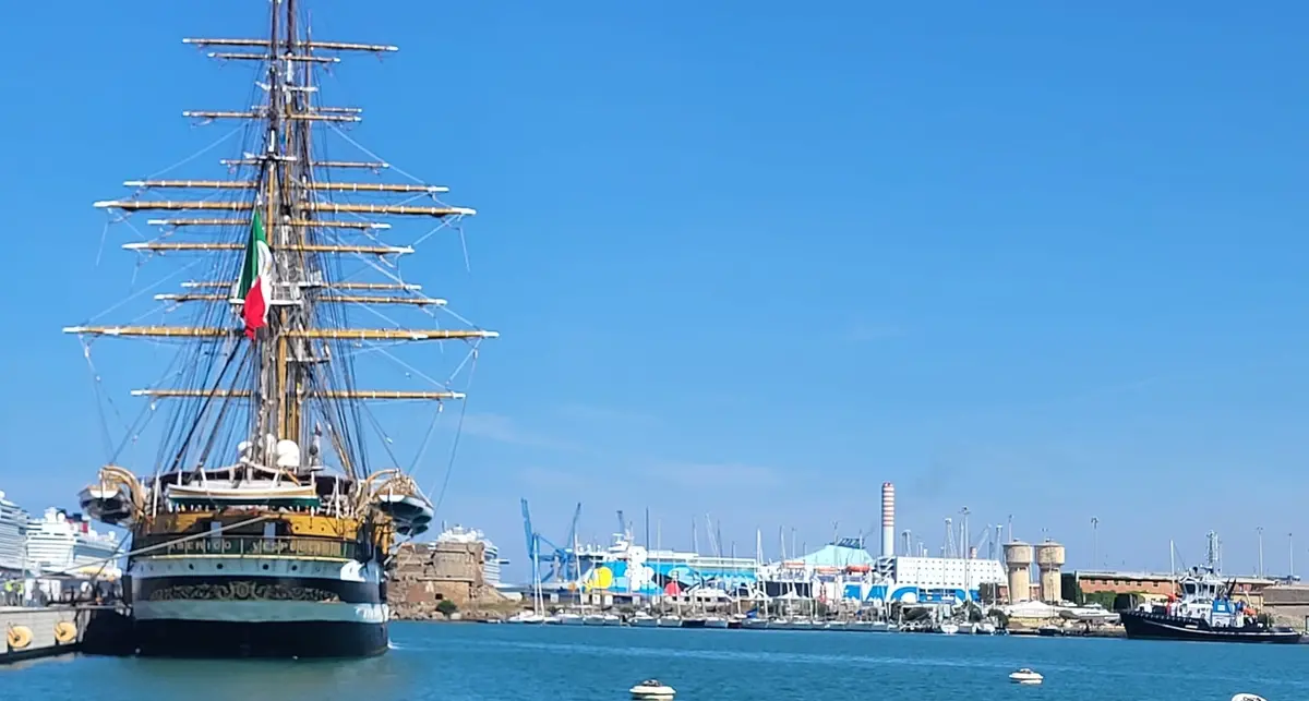 Vespucci a Civitavecchia: banda e autorità in banchina – VIDEO