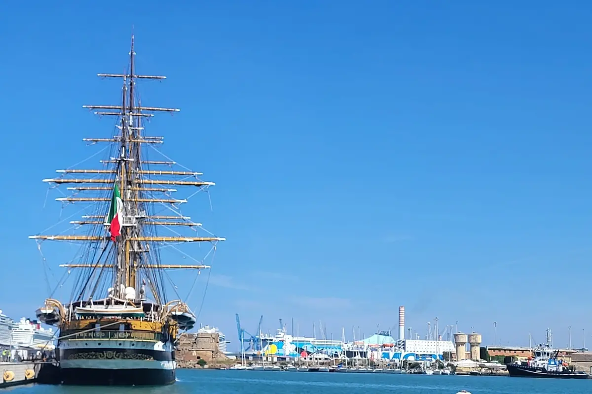 Vespucci a Civitavecchia: banda e autorità in banchina – VIDEO
