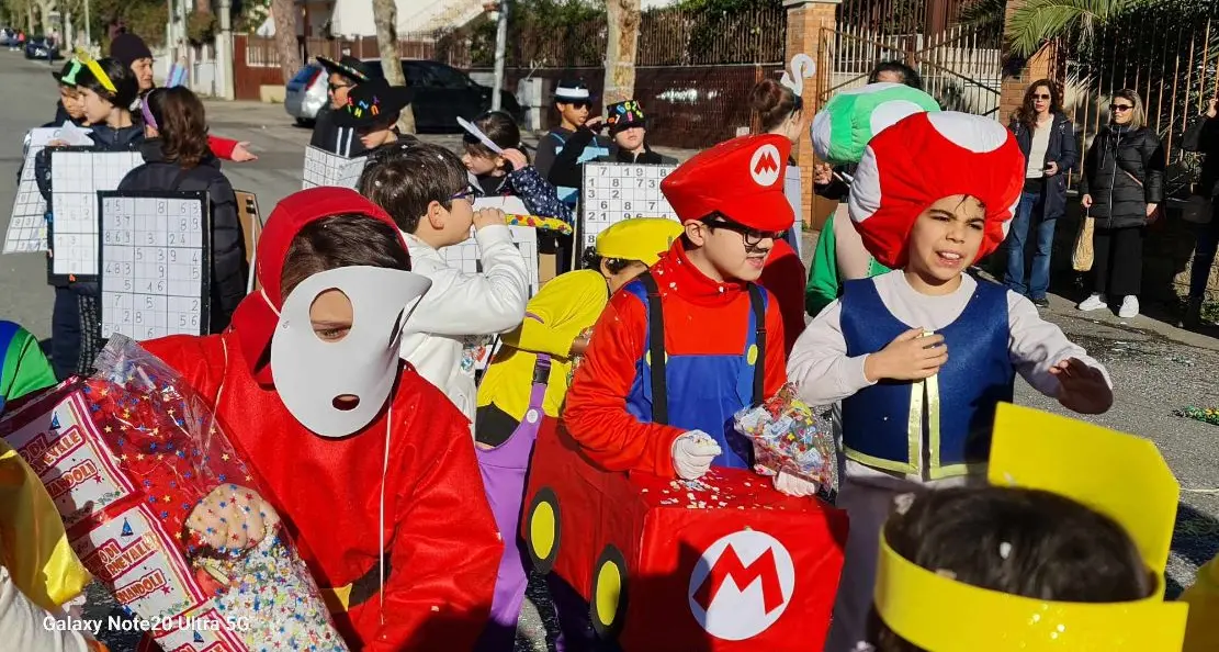 Carnevale: le scuole sfilano per la Pace
