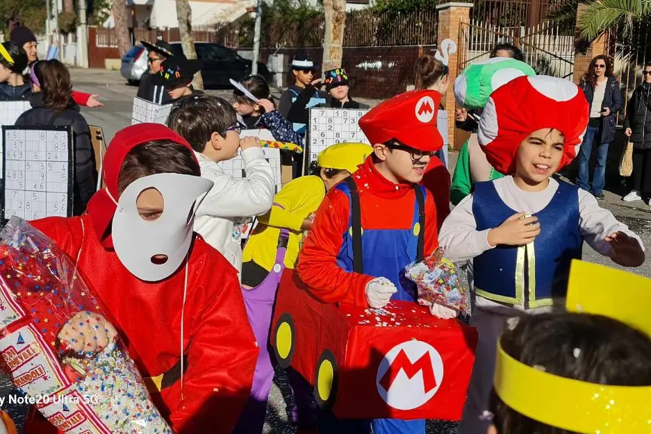 Carnevale: le scuole sfilano per la Pace