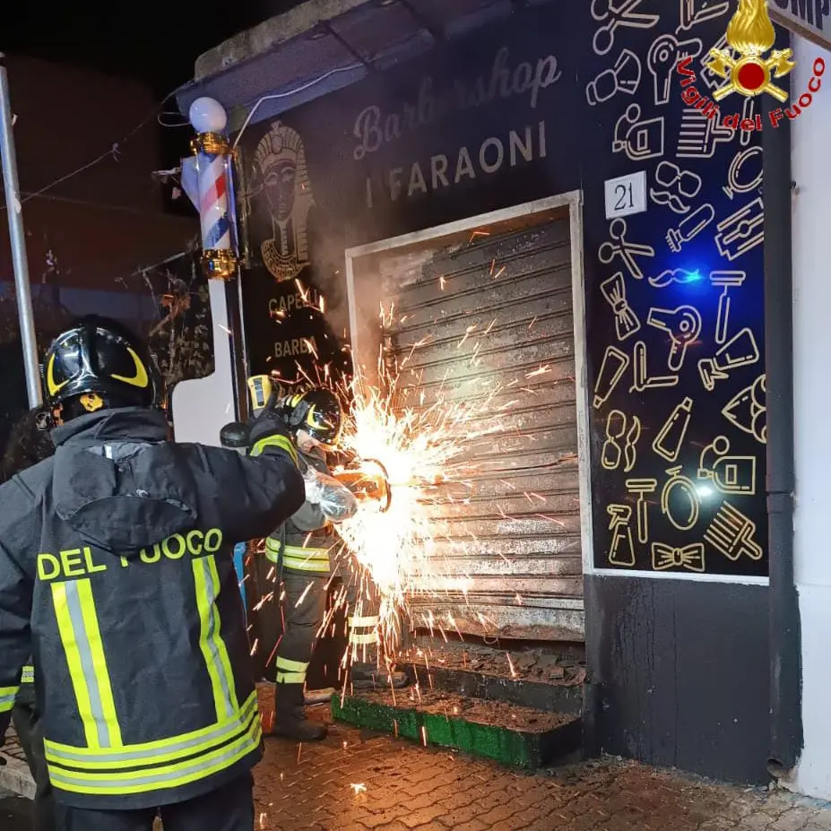 Attività commerciale in fiamme nella notte: intervento dei vigili del fuoco di Civitavecchia