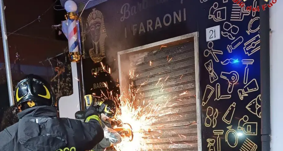 Attività commerciale in fiamme nella notte: intervento dei vigili del fuoco di Civitavecchia