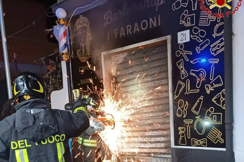 Attività commerciale in fiamme nella notte: intervento dei vigili del fuoco di Civitavecchia