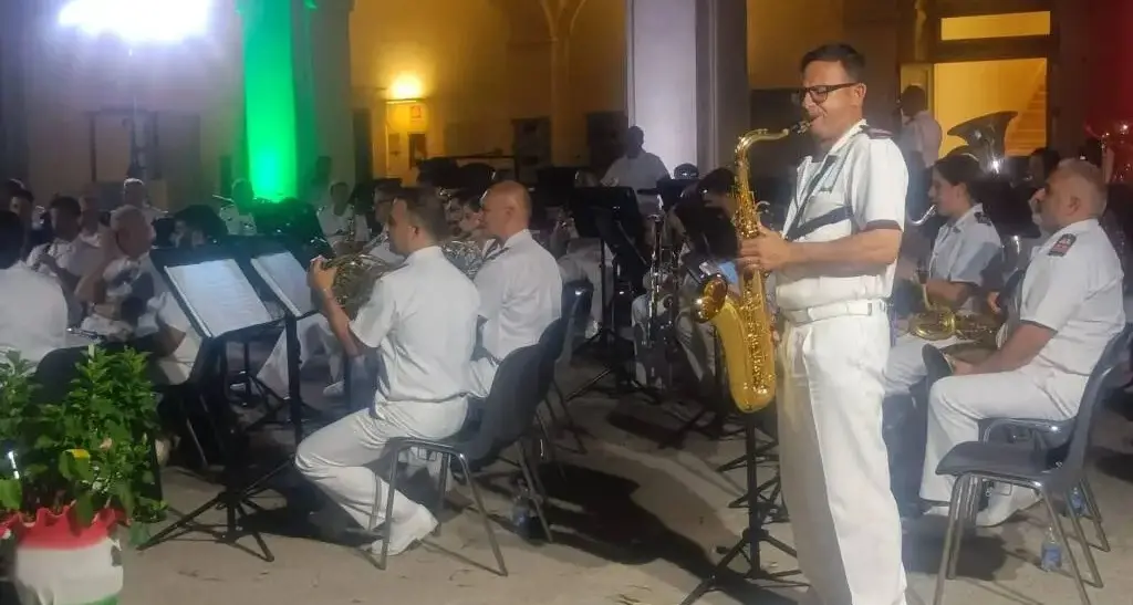 La banda musicale della Marina Militare incanta i presenti alla Corte di Villa Guglielmi