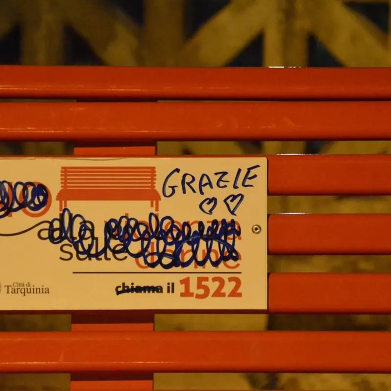 Panchina rossa danneggiata a Tarquinia, «Grave atto vandalico al simbolo di impegno e lotta contro ogni forma di violenza di genere»