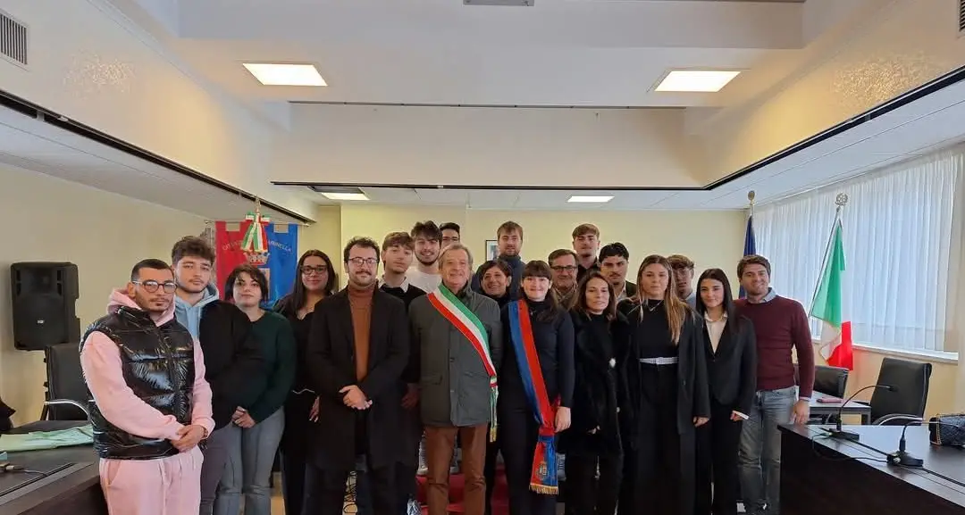 Santa Marinella, diffusione delle offerte di lavoro e più corse tra comuni del comprensorio: approvate le due mozioni del consiglio dei giovani