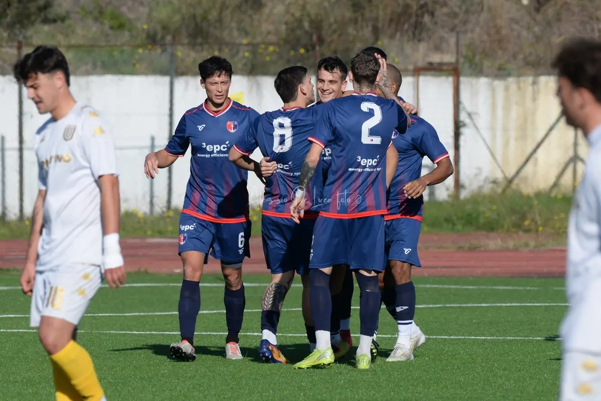 I giocatori rossoblu (Foto Alessio De Luca)