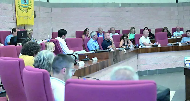 Femminicidio, la mozione divide la politica