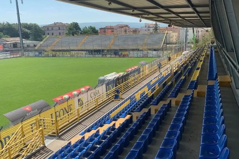 Lo stadio Enrico Rocchi presto potrebbe riaprire i battenti ospitando le gare casalinghe della Favl Cimini Viterbo per una ripartenza del calcio nel capoluogo: tifosi divisi a met\\u00E0