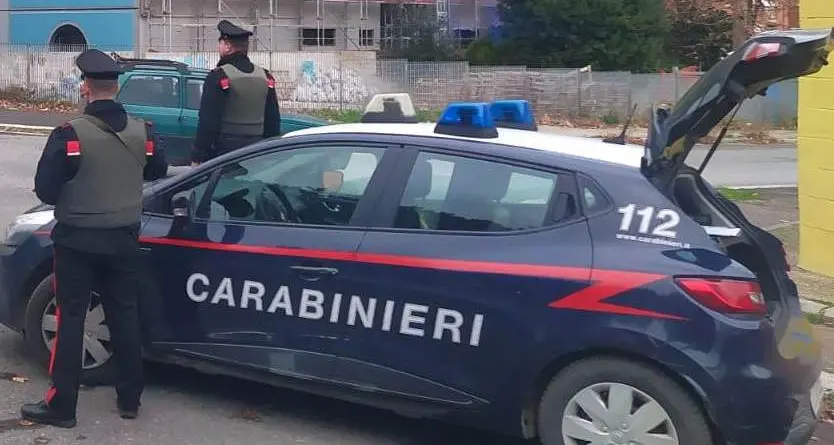 Cerveteri, aggredisce la mamma con un coltello per soldi: arrestato dai carabinieri
