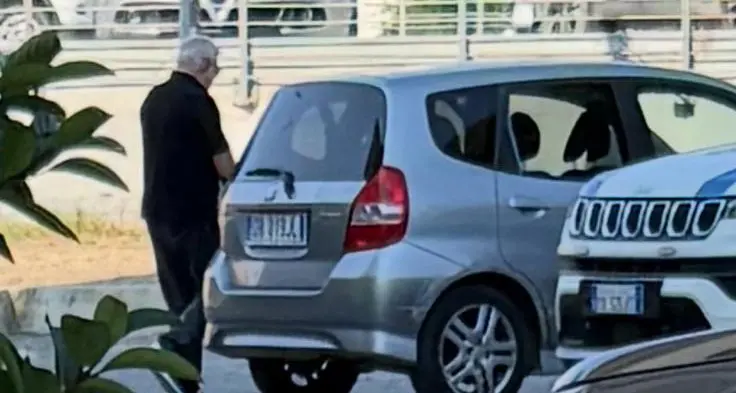 Al Pincio transita l’auto dell’assessore tra i bambini che giocano