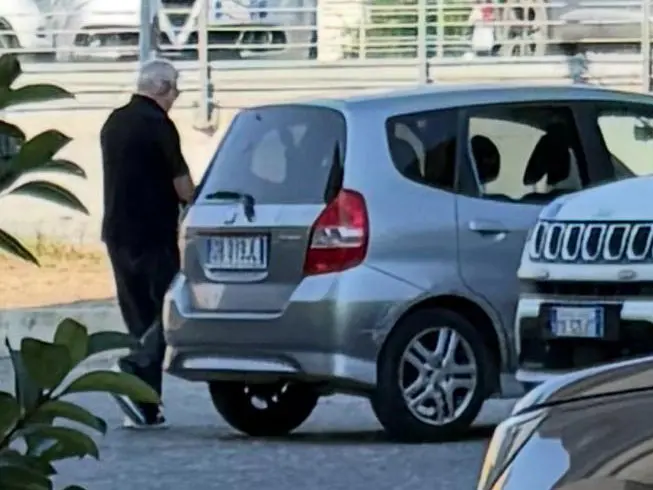 Al Pincio transita l’auto dell’assessore tra i bambini che giocano