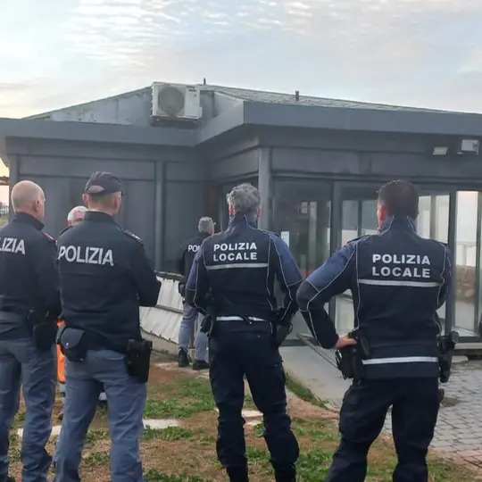 Sigilli a un chiosco sul lungomare di Palo