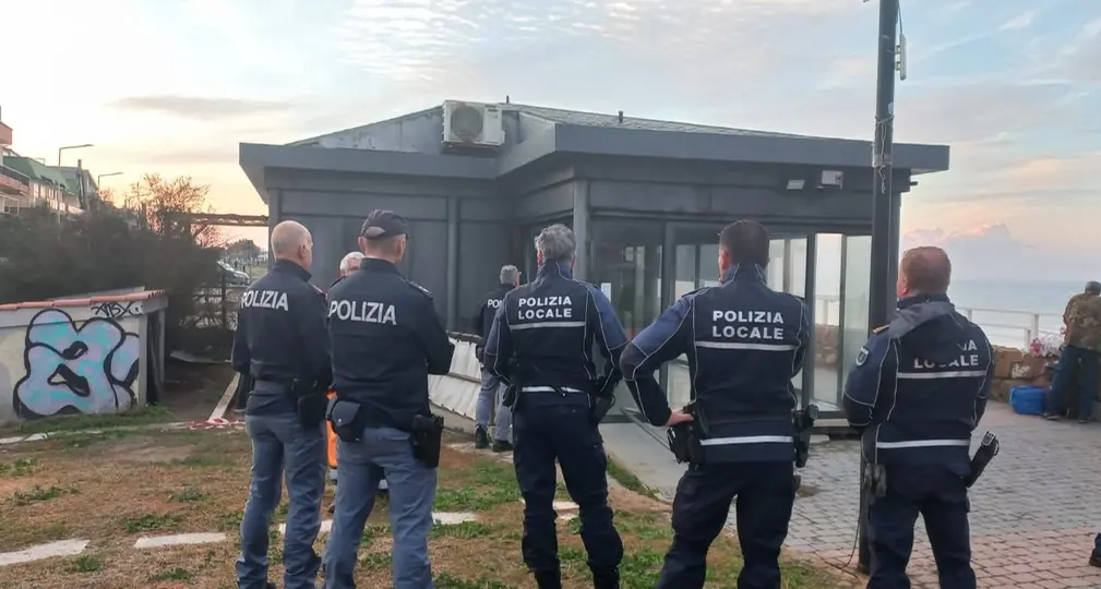 Sigilli a un chiosco sul lungomare di Palo