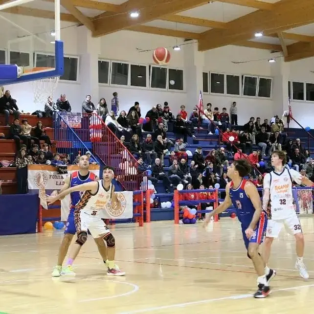 Derby intenso e combattuto: festeggia Basket Ladispoli