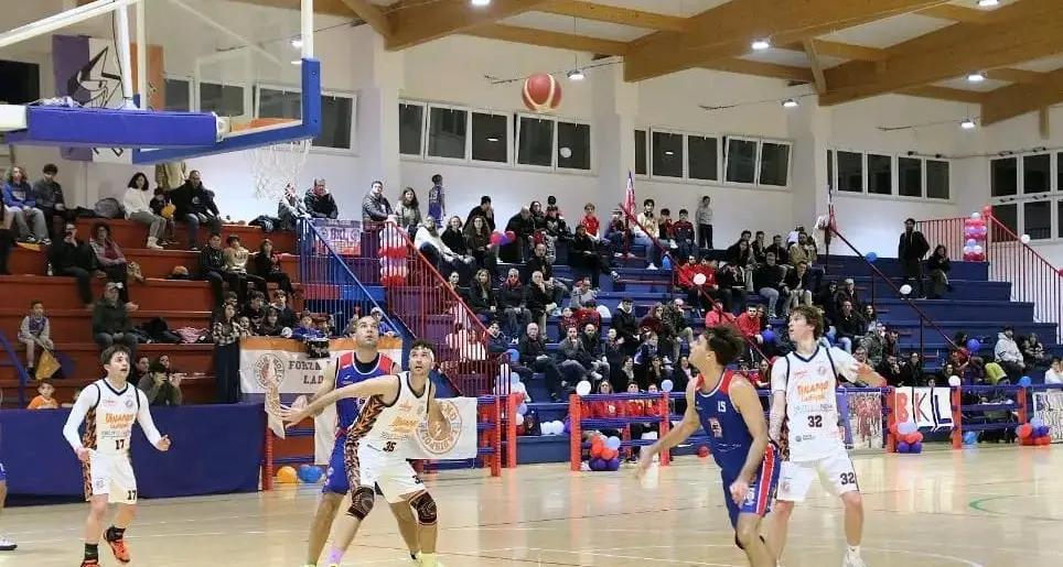 Derby intenso a combattuto: festeggia Basket Ladispoli
