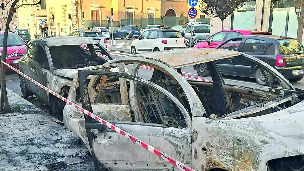 Auto in fiamme a corso Centocelle.