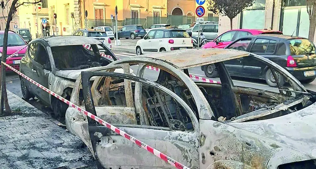 Auto in fiamme a corso Centocelle.