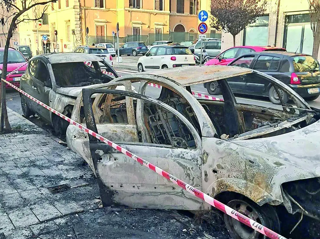 Auto in fiamme a corso Centocelle.
