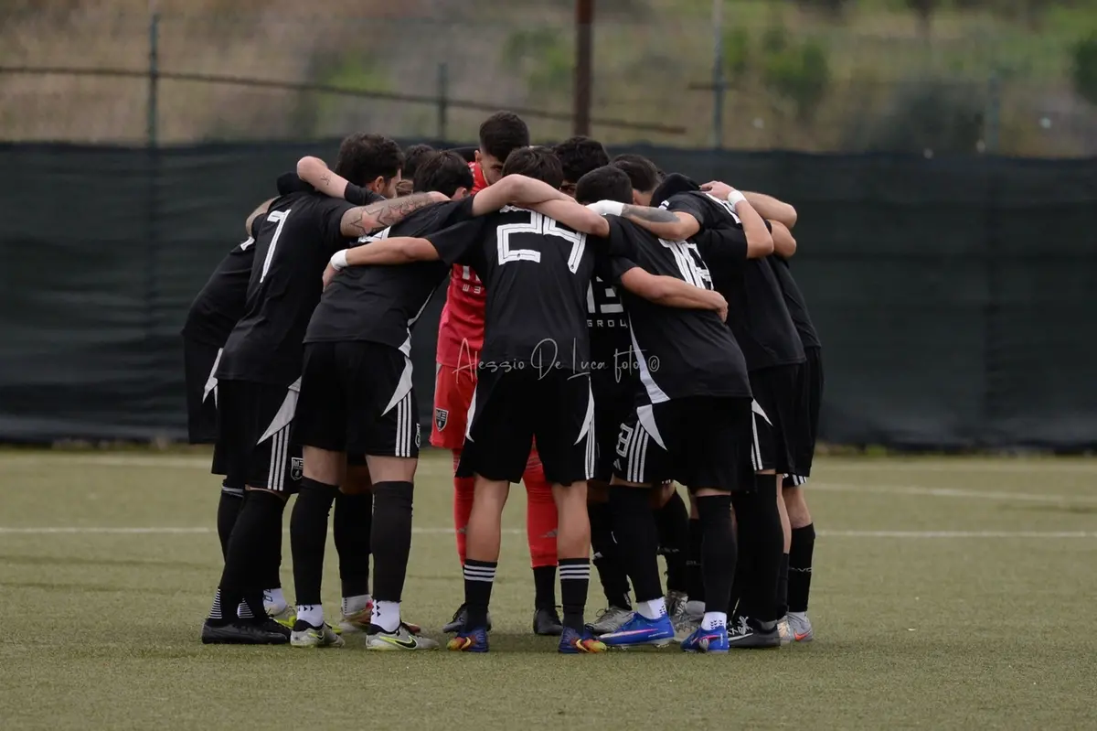 I giocatori bianconeri (Foto Alessio De Luca)