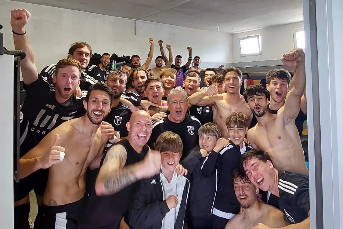 La foto post vittoria dei bianconeri di mister Colantoni