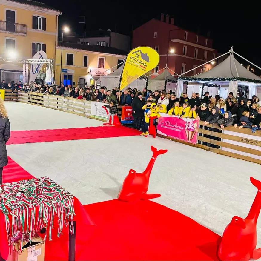 Si accende già il Natale, tornerà in piazza la pista di pattinaggio su ghiaccio