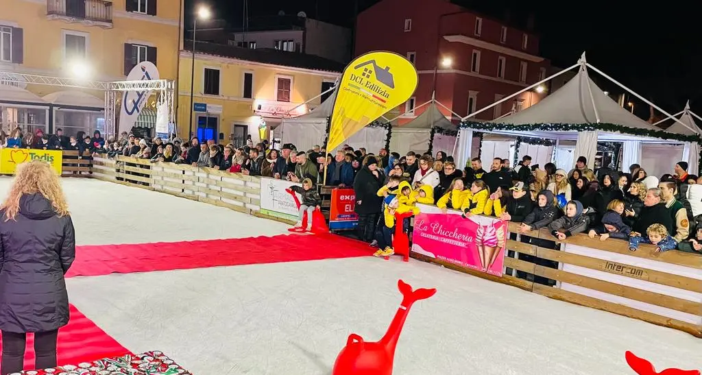 Si accende già il Natale, tornerà in piazza la pista di pattinaggio su ghiaccio