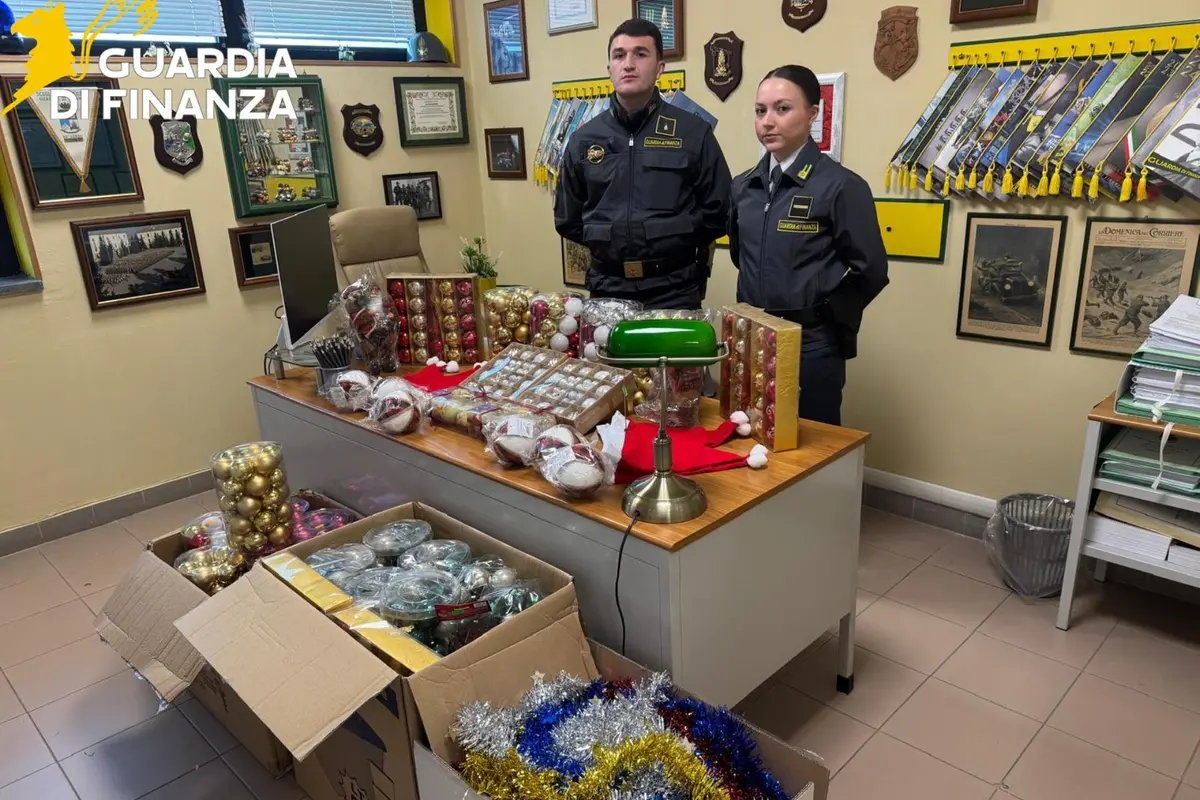 Sequestrati più di 6mila addobbi di Natale pericolosi