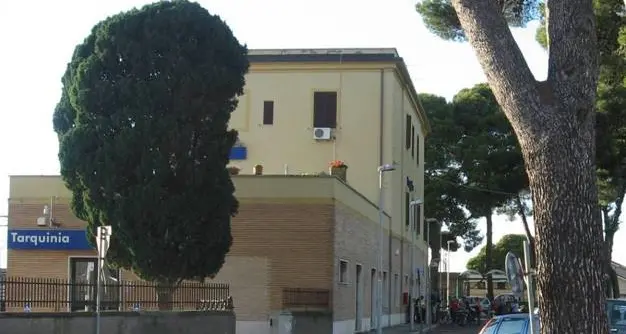 Gli cade il cellulare e lo prende, ma il treno parte e lui si aggrappa alla porta chiusa: bloccato dalla Polizia