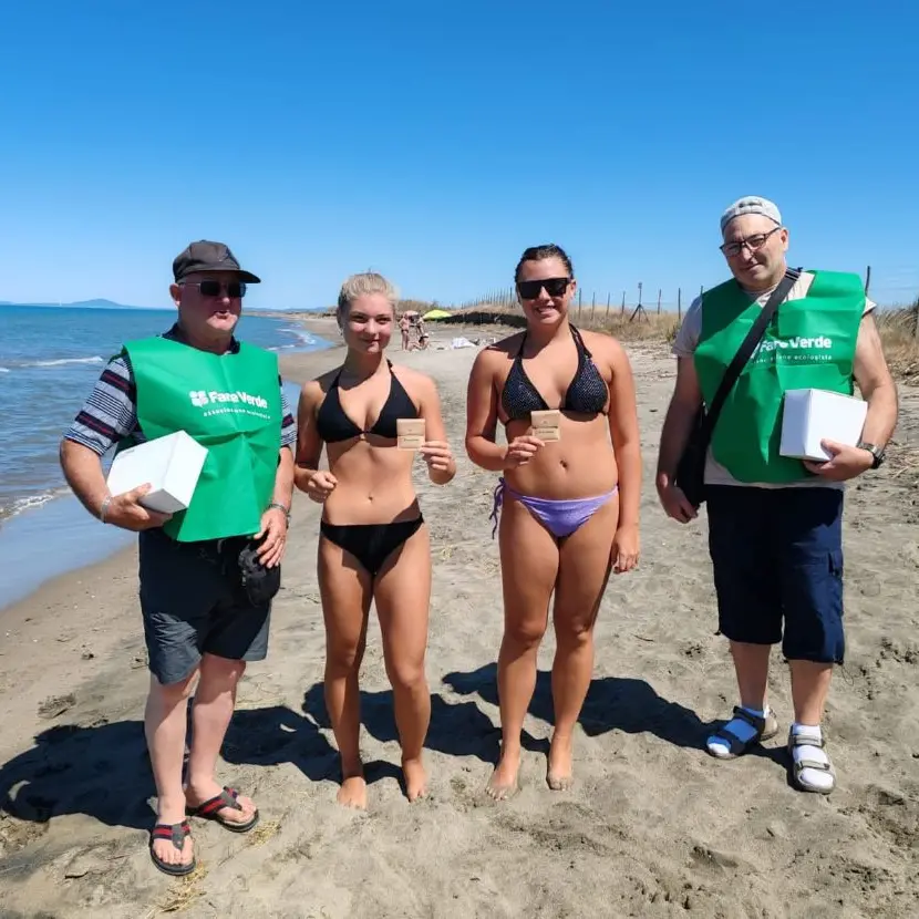 Posacenere portatili distribuiti sulla spiaggia di San Giorgio a Tarquinia