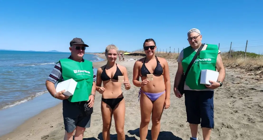 Posacenere portatili distribuiti sulla spiaggia di San Giorgio a Tarquinia