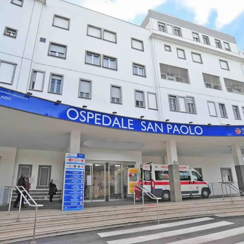 Donna al pronto soccorso con lividi evidenti: “È stato uno dei vostri colleghi medici”