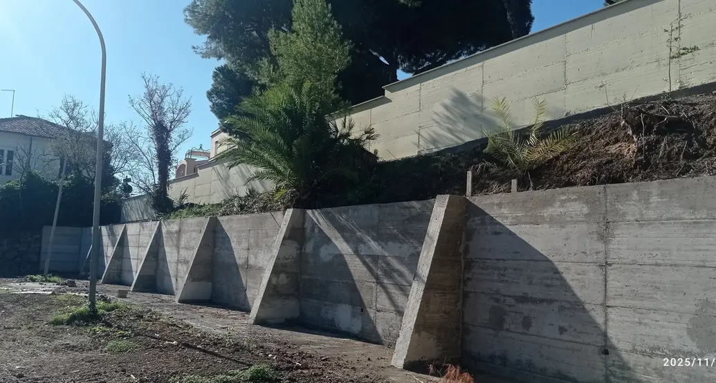 Santa Marinella, terminati i lavori di ripristino del muro e di riqualificazione della nuova scalinata nel parcheggio dell’ex fungo