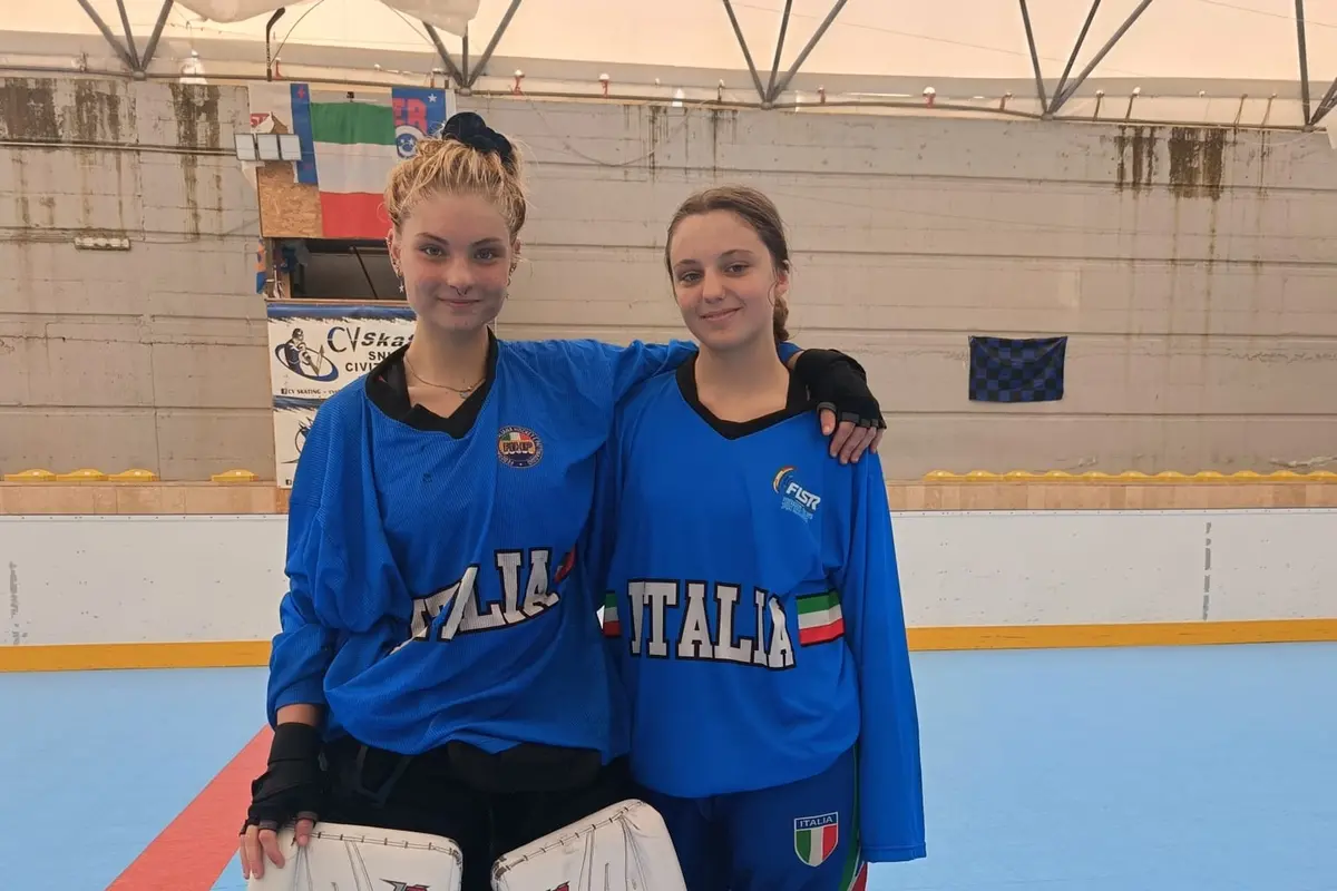 <p>Francesca Borgi e Chiara De Meo sorridono in azzurro</p>\\n