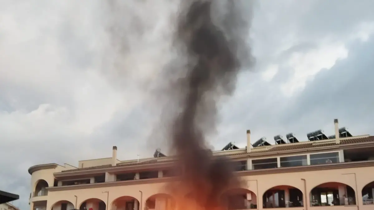 Civitavecchia, fiamme a piazza XIV Maggio: a fuoco una casetta di legno