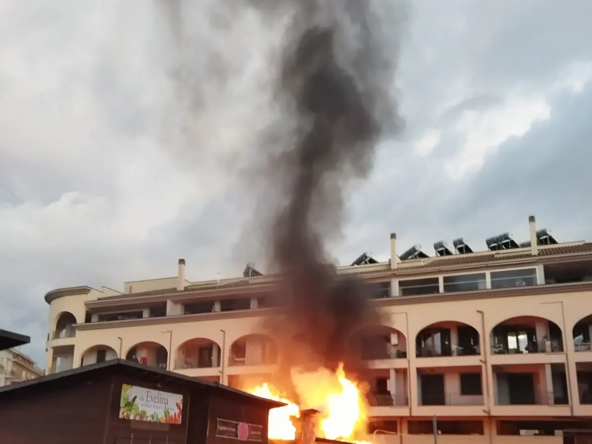 Civitavecchia, fiamme a piazza XIV Maggio: a fuoco una casetta di legno