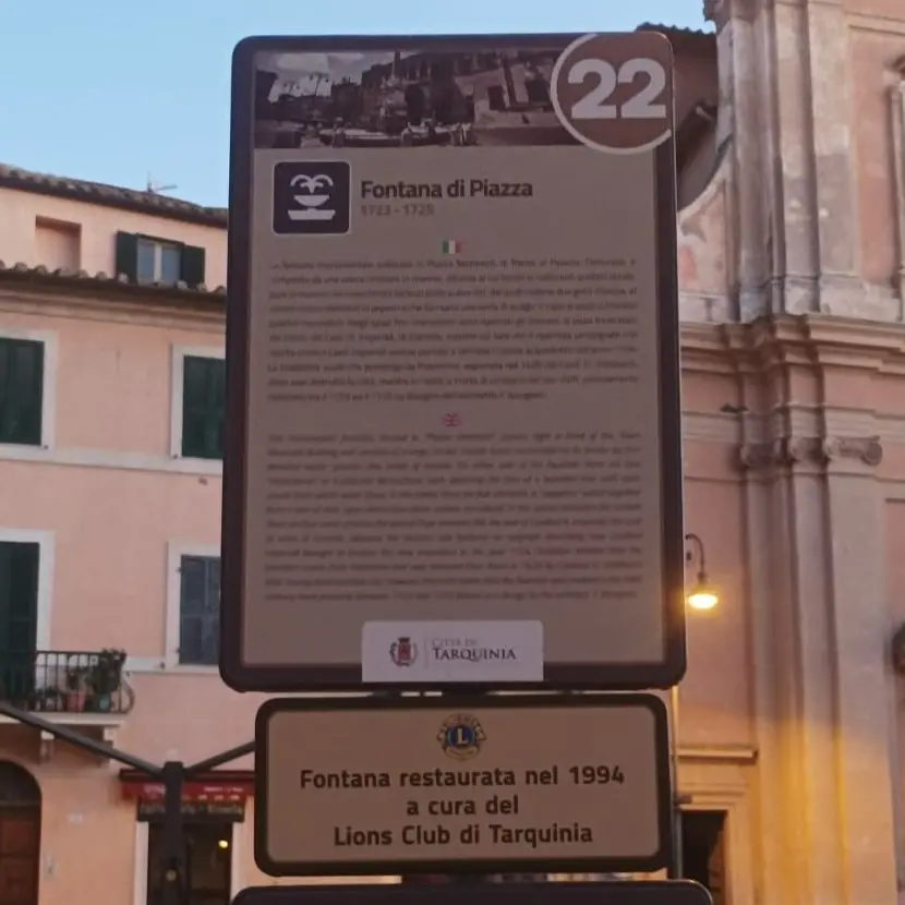 Il Lions club Tarquinia riposiziona una nuova targa sul restauro della fontana di piazza Matteotti