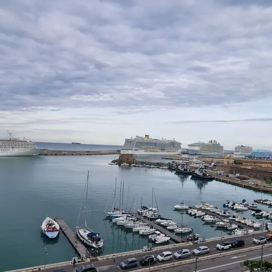 Estate senza sosta: il porto continua a macinare passeggeri