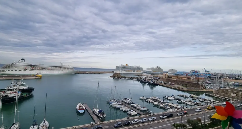 Estate senza sosta: il porto continua a macinare passeggeri