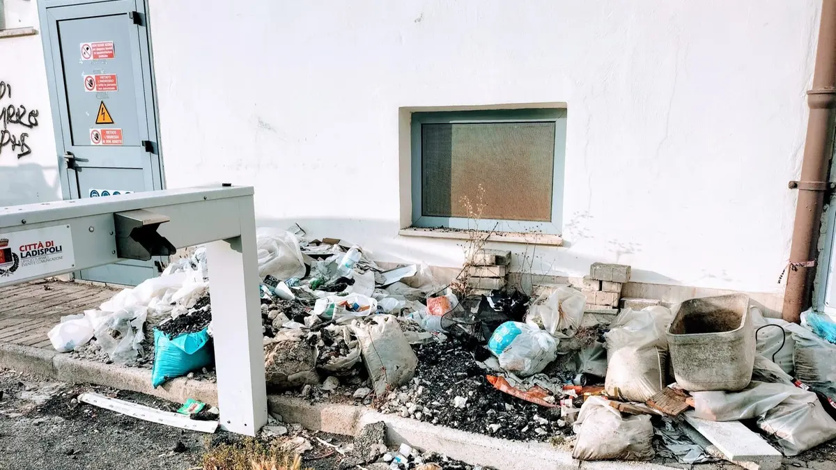 «Rifiuti davanti la stazione da 20 giorni senza risposta»