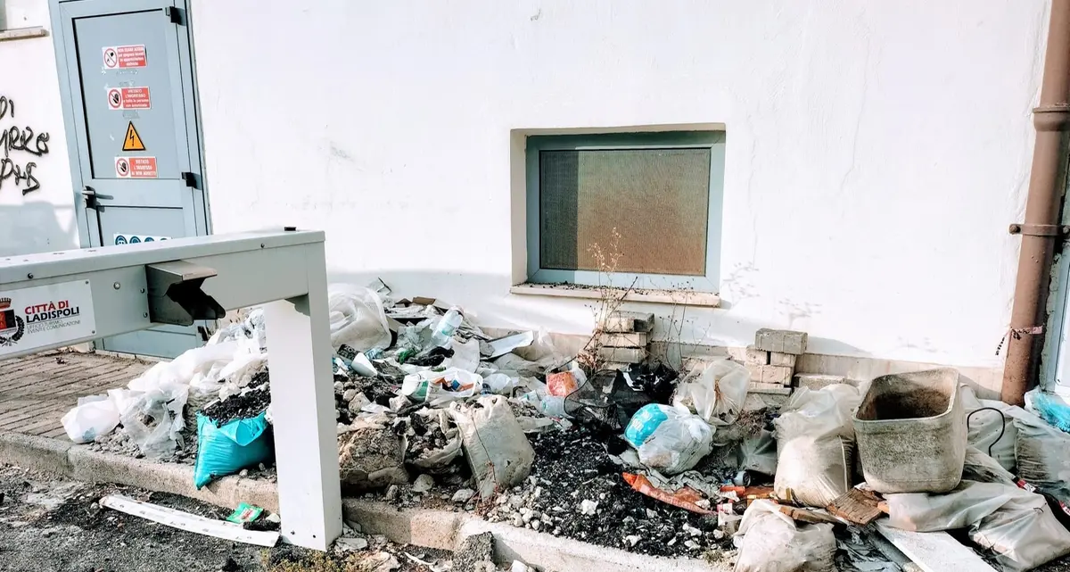 «Rifiuti davanti la stazione da 20 giorni senza risposta»