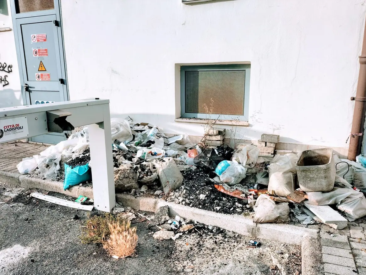 «Rifiuti davanti la stazione da 20 giorni senza risposta»