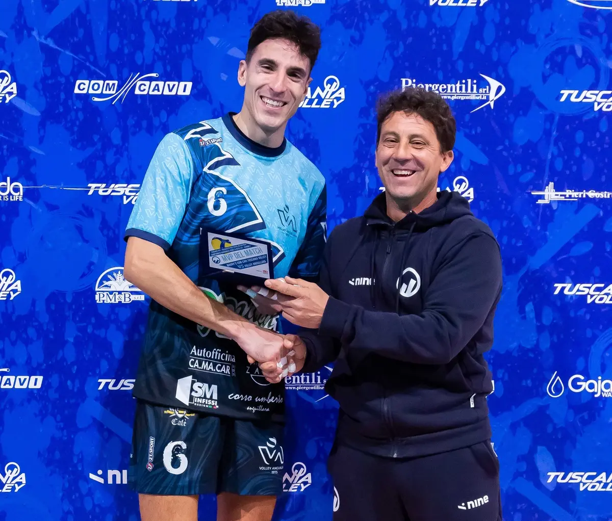 L’MVP Emanuele Bondini premiato dal presidente del Tuscania Volley Massimo Pieri (Foto Luca Laici)